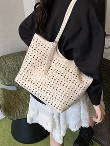 Sac fourre-tout beige ajouré au laser avec bandoulière réglable pour femmes