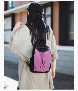 Wasserdichter lila karierter Outdoor-Rucksack mit Kordelzug und gewebtem MYJC-Etikett