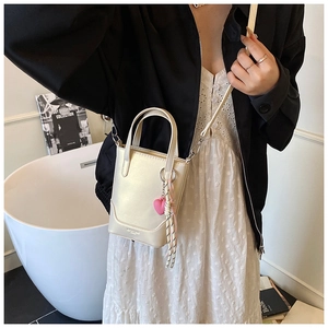 Sac fourre-tout doré métallisé avec breloque cœur rose et détail de corde tressée