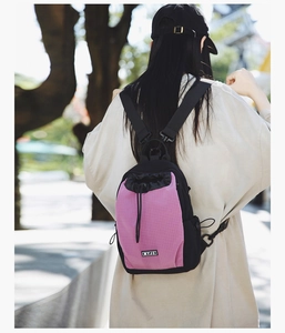 Detail des pinkfarbenen Outdoor-Rucksacks mit Kordelzug und MYJC-Markenetikett