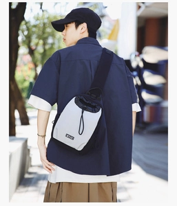 Outdoor wasserdichte Brusttasche mit Kordelzug und Markenlabel, getragen von Model