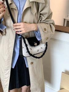 Schicke Polka-Dot Umhängetasche für Damen mit goldenem Herzanhänger und Doppelriemen