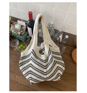 Vista dall'alto di una borsa tote in maglia con classiche strisce orizzontali bianche e nere