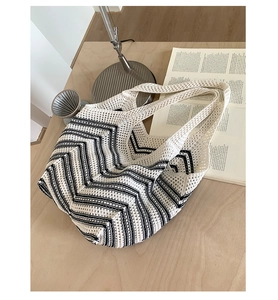 Dettaglio della borsa tote all'uncinetto con motivo a onde bianco e nero e maglia traforata
