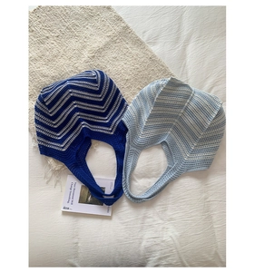 Vista dettagliata di borse tote in maglia traforata a mano con motivi a spina di pesce blu