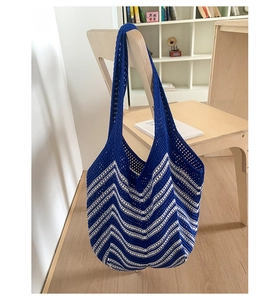 Dettaglio della borsa tote all'uncinetto blu e bianca con motivo bohémien a onde
