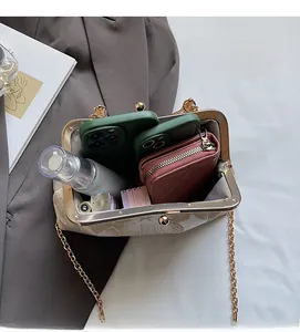 Vista dettagliata dell'interno spazioso di questa borsa vintage cinese con nappe