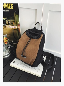 Detail eines wasserdichten Mini-Rucksacks mit Kordelzug und NYC-Logo-Patch