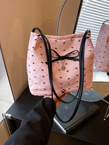 Sac Seau PU pour Femmes Style Coréen Avec Imprimé Nœuds Texture Plissée Sac à Épaule Mode Décontracté Pendentif Cœur