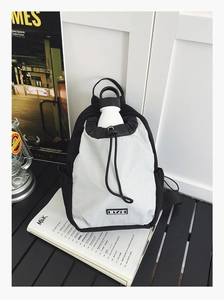 Detail der Kordelzug-Öffnung mit weißer Trinkflasche im schwarz-weißen Rucksack-Modell