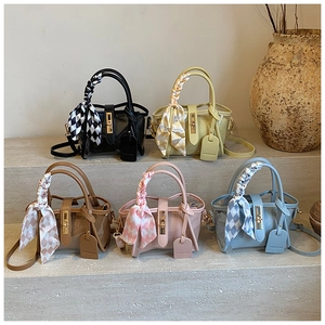 Détail de sacs seaux vintage colorés avec foulards en soie sur des marches en pierre