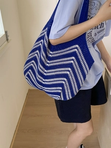 Borsa tote in maglia a righe blu e bianche per il mare e le vacanze estive da donna