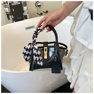 Sac seau en PVC transparent avec bordure en cuir noir et détail de foulard à damier