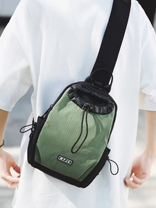 Olivgrüne wasserdichte Outdoor-Brusttasche mit schwarzem Gurt und reißfestem Karostoff