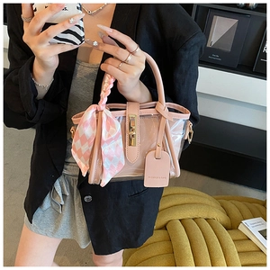 Détail du sac seau en PVC rose avec poignée en foulard de soie et boucle dorée