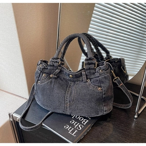 Dettaglio della borsa tote in denim lavato retrò con borchie e texture grigia