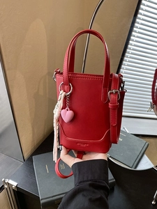 Sac Seau pour Femmes en Cuir PU Mode Mini Sac Bandoulière Avec Pendentif Cœur et Foulard en Soie Sac à Main pour Quotidien