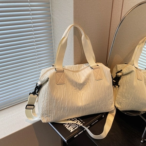 Sac fourre-tout plissé blanc crème avec bandoulière réglable et poignées supérieures