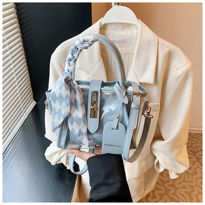 Détail du sac seau en PVC transparent bleu clair avec foulard décoratif et fermoir