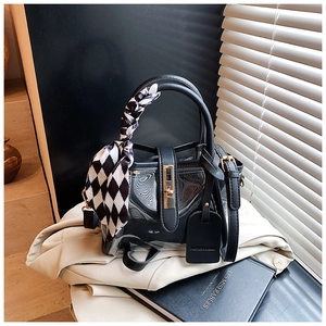 Détail du sac seau vintage avec poignée en foulard de soie et fermoir rotatif doré