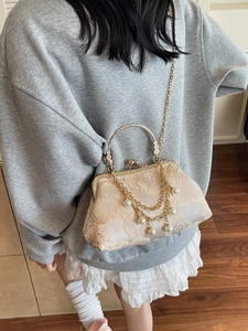 Elegante borsa a mano ricamata in stile cinese con nappine di perle e manico in metallo