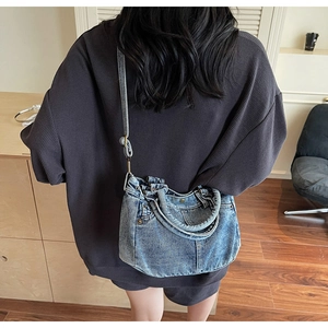 Vista dettagliata della borsa tote in denim vintage con tasche e tracolla regolabile