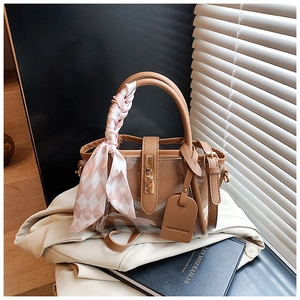 Sac seau en PU marron et PVC transparent avec foulard à carreaux et étiquette mode