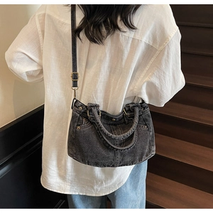 Dettagli della borsa tote in denim vintage con tasche, rivetti in metallo e tracolla