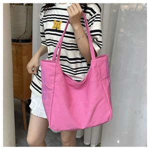 Detailaufnahme der großen rosa Canvas-Einkaufstasche mit Aufdruck und Schultergurt