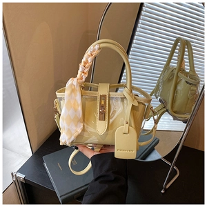 Détail du sac seau transparent vert clair avec foulard en soie et pochette