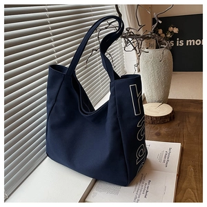 Detailansicht der dunkelblauen Canvas-Tasche mit vertikalem weißen READ-Schriftzug