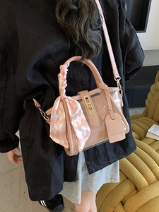 Sac seau en PVC rose transparent avec poignée en foulard de soie et fermoir doré rotatif