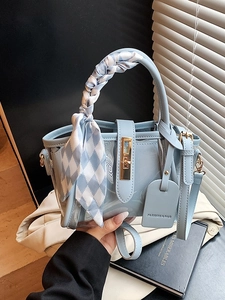 Sac seau vintage bleu clair en PVC avec poignée en soie et fermoir doré