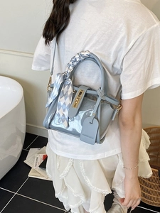 Sac seau vintage en cuir bleu clair avec foulard à carreaux et bandoulière amovible