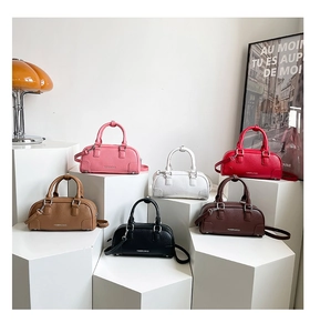 Collection de mini sacs Boston colorés avec texture litchi et détails en argent poli