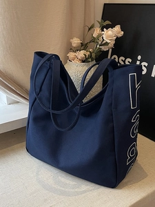 Minimalistische marineblaue Canvas-Einkaufstasche mit weißem vertikalem Buchstabendruck