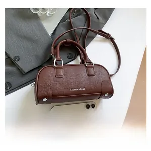 Sac bowling en cuir grainé marron avec bandoulière et référence de taille téléphone