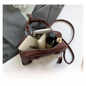 Vue de dessus du sac Boston en cuir marron foncé montrant sa grande capacité intérieure