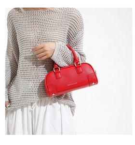 Détail du sac bowling en cuir litchi rouge avec logo Fashion & Bags et finitions argentées