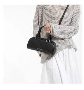 Vue détaillée du sac bowling en cuir noir grainé avec logo argenté Fashion & Bags chic