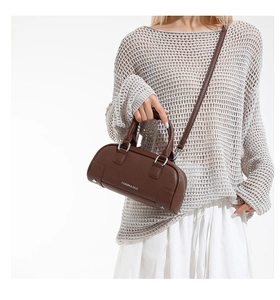 Détail du sac en cuir grainé marron foncé avec des finitions métalliques argentées