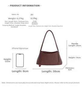 Detaillierte Größenangaben für französische geflochtene Handtasche mit iPhone-Vergleich