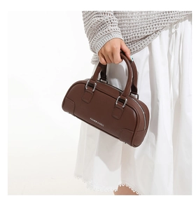 Détail du sac bowling en cuir grainé marron foncé avec logo blanc Fashion & Bags
