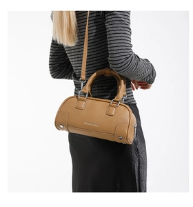 Sac Boston en cuir marron avec logo tendance porté en bandoulière pour voir la taille