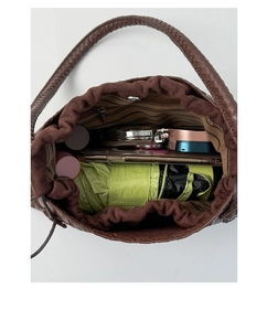 Detailansicht der gewebten Tasche mit Streifenfutter, Reißverschluss und Magnetverschluss