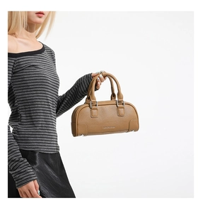 Détail du sac bowling en cuir grainé marron avec lettrage argenté et poignées arrondies