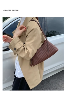 Detail einer dunkelbraunen geflochtenen Hobo-Tasche mit klassischem Webmuster