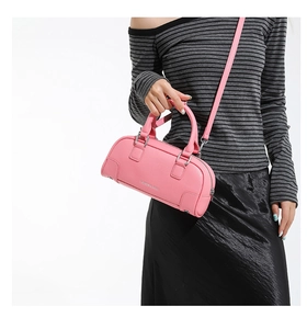 Détail du sac bowling en cuir rose avec lettres métalliques argentées et bandoulière
