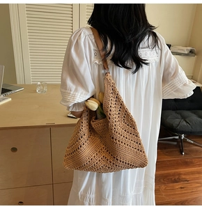 Detailansicht der handgewebten braunen Tragetasche mit Lederriemen im Lifestyle-Look