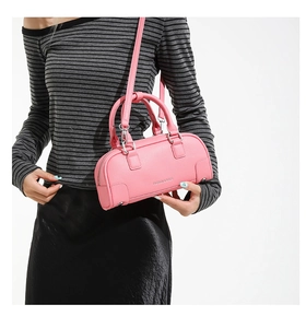 Vue détaillée du sac en cuir PU rose avec quincaillerie argentée et lettrage de marque
